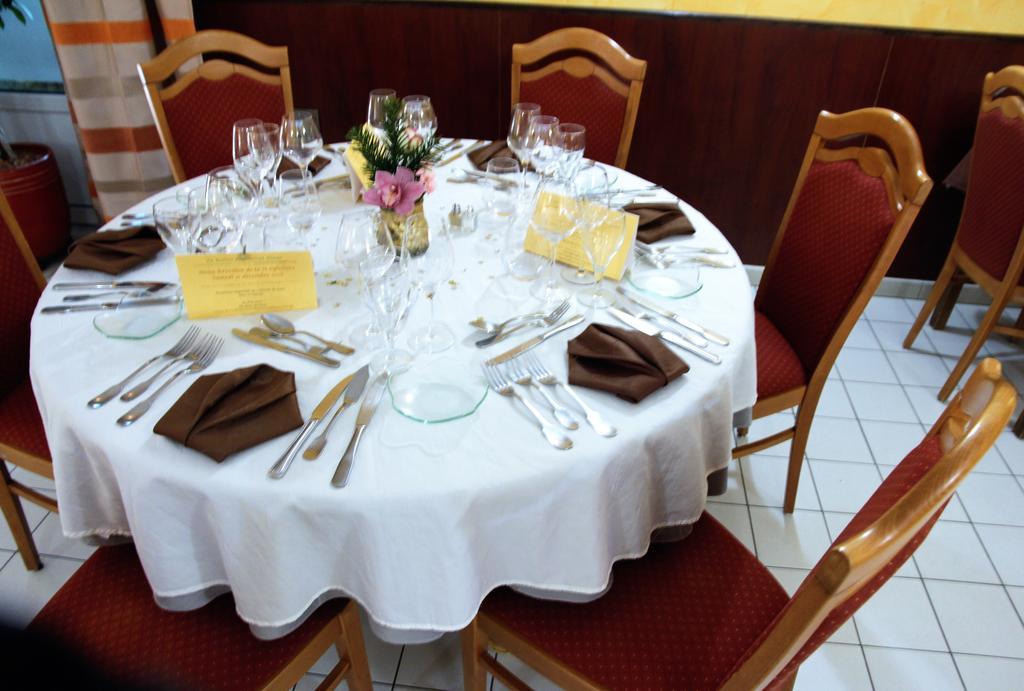 Auberge Du Cheval Blanc Beaumont-Pied-de-Boeuf  Exteriör bild